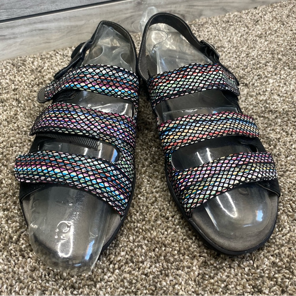 Trotters Ladies Velcro Leather Three Strap Sandals 6.5 N